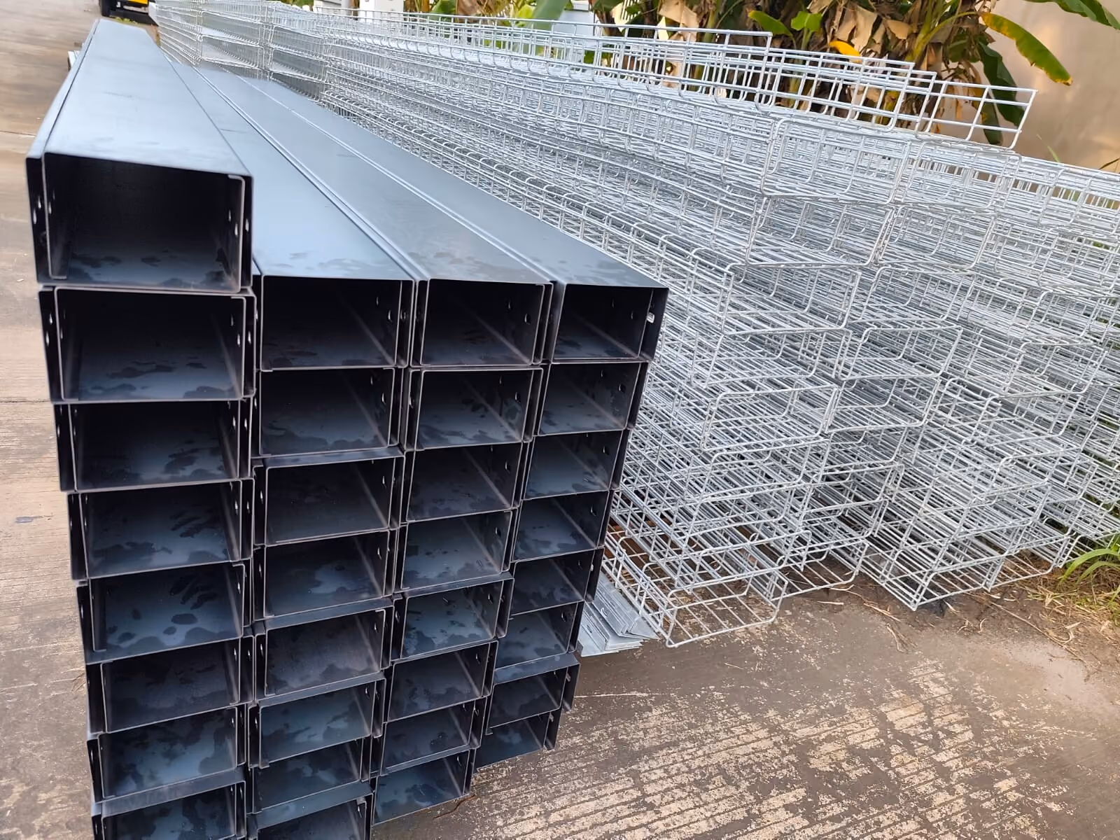 Stacked cable duct and wire mesh cable tray
