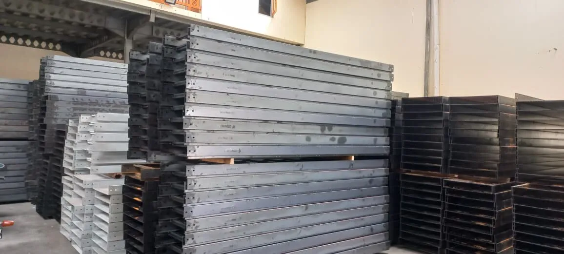 Stok cable tray dan cable duct di gudang